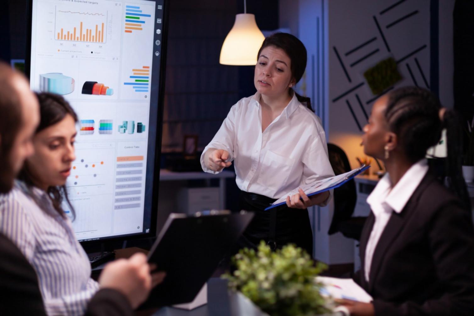 Finanzanalysten bei der Arbeit mit komplexen Datenmodellen